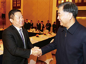 十九屆中央政治局常委，第十三屆全國(guó)政協(xié)主席汪洋與周海江握手合影
